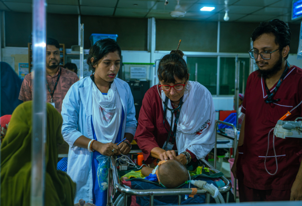 Equipe de MSF trabalha para estabilizar o quadro de saúde de Aiyan Arfan, de 10 dias de vida, no hospital apoiado pela organização, em Bangladesh. ©Nazmul Islam/MSF