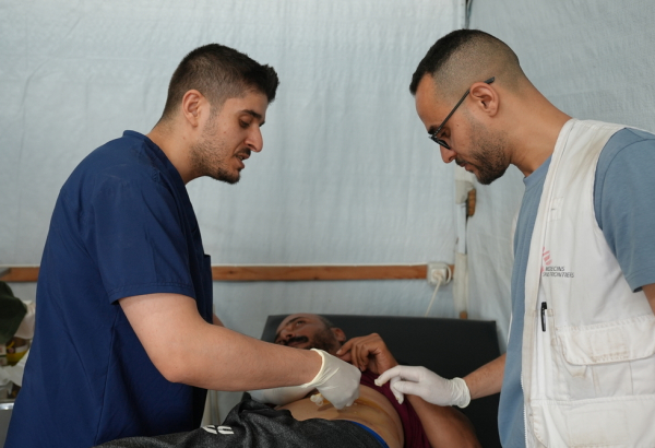 Equipe de Médicos Sem Fronteiras durante a troca de curativos nos ferimentos de um paciente. Gaza. Junho de 2026. ©Nour Alsaqqa/MSF