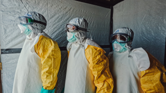 Equipe de Médicos Sem Fronteiras no Centro de Tratamento de Ebola de Elykia, em Bunia, na República Democrática do Congo. ©Julien Dewarichet/MSF