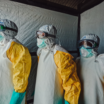 Equipe de Médicos Sem Fronteiras no Centro de Tratamento de Ebola de Elykia, em Bunia, na República Democrática do Congo. ©Julien Dewarichet/MSF