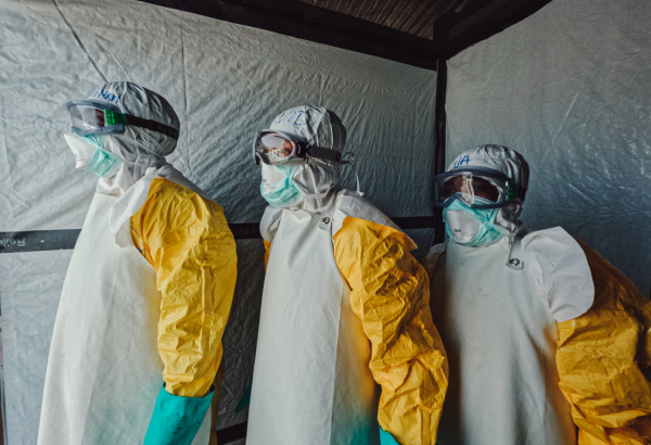 Equipe de Médicos Sem Fronteiras no Centro de Tratamento de Ebola de Elykia, em Bunia, na República Democrática do Congo. ©Julien Dewarichet/MSF