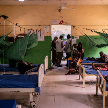 Equipes médicas fazem visitas aos pacientes no centro de nutrição terapêutica administrado por MSF no Hospital Universitário de Zalingei. ©Tadeu Andre/MSF