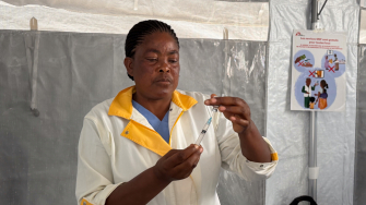 Marie Sembu, enfermeira do Ministério da Saúde local, prepara uma injeção da vacina Ervebo durante o evento de lançamento do estudo BRAVO, no Laboratório Provincial de Saúde Pública de Bunia. República Democrática do Congo, setembro de 2026. ©Kristen Poels/MSF
