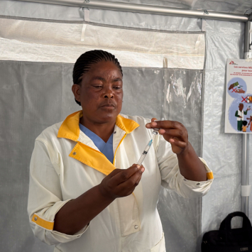 Marie Sembu, enfermeira do Ministério da Saúde local, prepara uma injeção da vacina Ervebo durante o evento de lançamento do estudo BRAVO, no Laboratório Provincial de Saúde Pública de Bunia. República Democrática do Congo, setembro de 2026. ©Kristen Poels/MSF