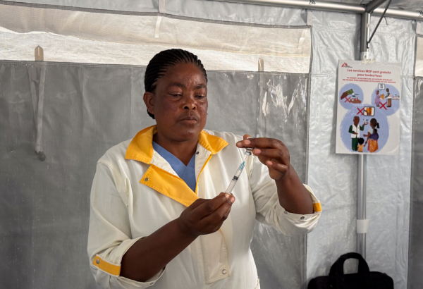 Marie Sembu, enfermeira do Ministério da Saúde local, prepara uma injeção da vacina Ervebo durante o evento de lançamento do estudo BRAVO, no Laboratório Provincial de Saúde Pública de Bunia. República Democrática do Congo, setembro de 2026. ©Kristen Poels/MSF