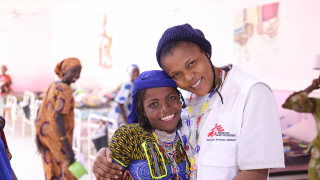 Unity Enuebuke abraçando a paciente Halima Umaru na enfermaria do hospital de Jahun, na Nigéria. © Holger Vieth/MSF