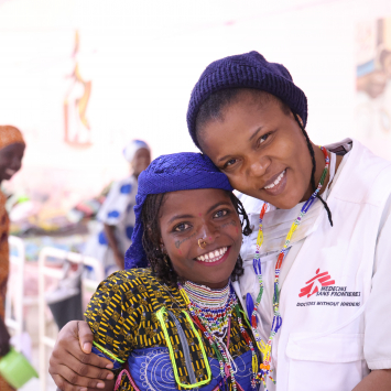 Unity Enuebuke abraçando a paciente Halima Umaru na enfermaria do hospital de Jahun, na Nigéria. © Holger Vieth/MSF