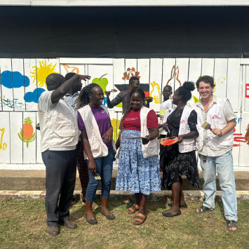 Felipe Euzébio, primeiro à direita, com outros profissionais de MSF e jovens que desenvolveram um espaço comunitário na clínica de MSF em Yei, Sudão do Sul. ©Arquivo pessoal.