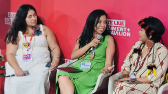 Renata Reis, ao centro, participa da mesa “Saúde e Adaptação Climática: mulheres indígenas e negras e a cura da Terra”, durante a COP30 no Brasil. ©Diego Klein
