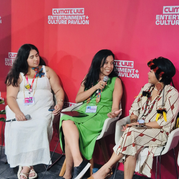 Renata Reis, ao centro, participa da mesa “Saúde e Adaptação Climática: mulheres indígenas e negras e a cura da Terra”, durante a COP30 no Brasil. ©Diego Klein