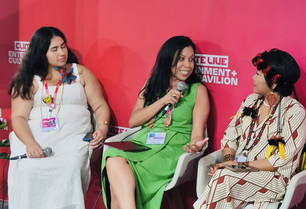 Renata Reis, ao centro, participa da mesa “Saúde e Adaptação Climática: mulheres indígenas e negras e a cura da Terra”, durante a COP30 no Brasil. ©Diego Klein