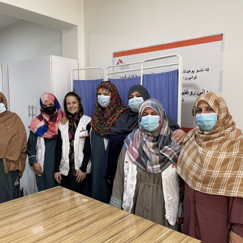 Danielle Severini (terceira da esquerda para a direita) com equipe de MSF no Afeganistão. ©Arquivo pessoal