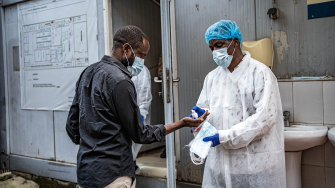Instituto Nacional de Pesquisa Biomédica, em Goma, na República Democrática do Congo. Foram adotadas medidas preventivas antes da entrada no local, onde são analisadas amostras de pessoas com suspeita de Ebola. ©Daniel Buuma