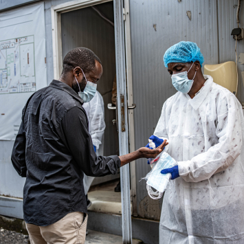 Instituto Nacional de Pesquisa Biomédica, em Goma, na República Democrática do Congo. Foram adotadas medidas preventivas antes da entrada no local, onde são analisadas amostras de pessoas com suspeita de Ebola. ©Daniel Buuma