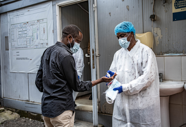 Instituto Nacional de Pesquisa Biomédica, em Goma, na República Democrática do Congo. Foram adotadas medidas preventivas antes da entrada no local, onde são analisadas amostras de pessoas com suspeita de Ebola. ©Daniel Buuma