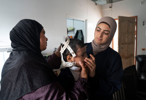 Joud, de 4 anos de idade, vítima de queimaduras, recebe sua máscara 3D na clínica de MSF na Cidade de Gaza. ©Nour Alsaqqa/MSF