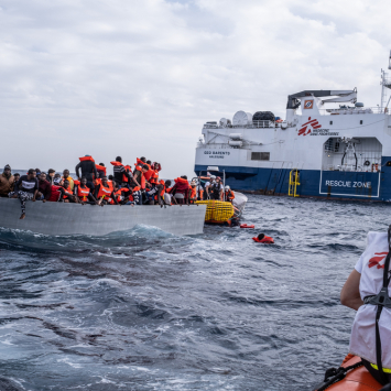 Pessoas recebem assistência das equipes de busca e salvamento de MSF, após 99 sobreviventes terem sido resgatados e 10 corpos recuperados pelo Geo Barents. Mediterrâneo Central, novembro de 2021. © Virginie Nguyen Hoang/Collectif HUMA