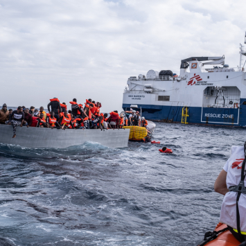 Pessoas recebem assistência das equipes de busca e salvamento de MSF, após 99 sobreviventes terem sido resgatados e 10 corpos recuperados pelo Geo Barents. Mediterrâneo Central, novembro de 2021. © Virginie Nguyen Hoang/Collectif HUMA