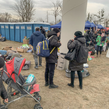 Vista do ponto de doação de roupas e alimentos na cidade fronteiriça polonesa de Medyka, onde os ucranianos estão chegando, fugindo de suas casas após o conflito. O chefe da agência de refugiados das Nações Unidas diz que mais de meio milhão de pessoas fugiram da Ucrânia desde o início do conflito. / Foto: MSF