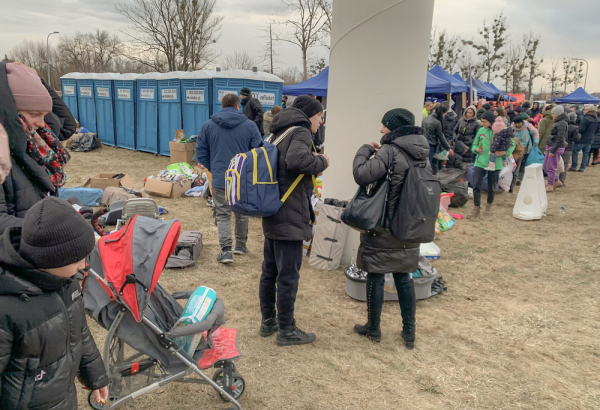Vista do ponto de doação de roupas e alimentos na cidade fronteiriça polonesa de Medyka, onde os ucranianos estão chegando, fugindo de suas casas após o conflito. O chefe da agência de refugiados das Nações Unidas diz que mais de meio milhão de pessoas fugiram da Ucrânia desde o início do conflito. / Foto: MSF