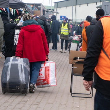 Foto: Paweł Banaszczyk/MSF - Uma mulher que acabou de cruzar a fronteira da Ucrânia puxa sua bagagem pela fronteira de Medyka, na Polônia. A partir do local, as pessoas podem obter transporte para outros lugares do país ou da Europa. Polônia, 10 de março de 2022.