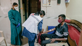Chetan Ramesh Kharatmol, paciente com tuberculose resistente a medicamentos, é tratado em projeto de MSF na Índia. © Prem Hessenkamp