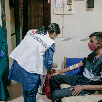 Chetan Ramesh Kharatmol, paciente com tuberculose resistente a medicamentos, é tratado em projeto de MSF na Índia. © Prem Hessenkamp