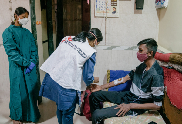 Chetan Ramesh Kharatmol, paciente com tuberculose resistente a medicamentos, é tratado em projeto de MSF na Índia. © Prem Hessenkamp