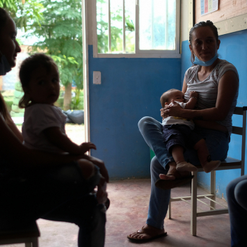 Os pacientes levam seus filhos para exames regulares em clínica comunitária no centro comunitário Ezequiel Zamora, localizado na fronteira com a Colômbia, no estado venezuelano de Táchira. Venezuela, abril de 2022. © Matias Delacroix