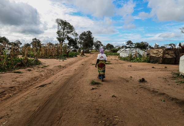 MSB124932- Atija Bacar, que trabalha com MSF, caminha pelo acampamento de deslocados de Eduardo Mondlane, em Moçambique, para orientar mulheres grávidas e lactantes. Ela também vive no local. © Mariana Abdalla/MSF