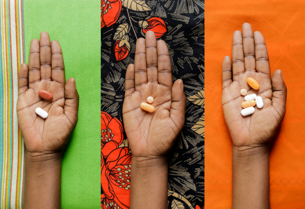 Diferentes medicamentos que uma pessoa vivendo com HIV pode tomar diariamente. © Michel Lunanga/MSF