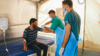 Profissional de saúde examinando um paciente com cólera na unidade de tratamento de cólera apoiada por MSF em Idlib, no noroeste da Síria. © Abd Almajed Alkarh/MSF