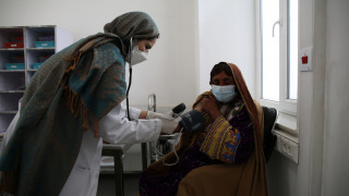 Enfermeira de MSF atende paciente em hospital especializado em tuberculose resistente a medicamentos, no Afeganistão. Foto: Lynzy Billing/MSF