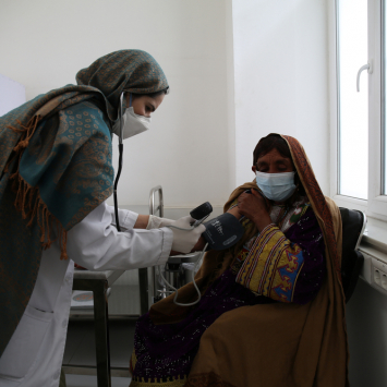 Enfermeira de MSF atende paciente em hospital especializado em tuberculose resistente a medicamentos, no Afeganistão. Foto: Lynzy Billing/MSF