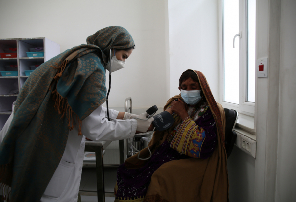 Enfermeira de MSF atende paciente em hospital especializado em tuberculose resistente a medicamentos, no Afeganistão. Foto: Lynzy Billing/MSF