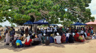 Pessoas se reúnem em um local onde uma equipe de MSF realizava atividades em suaclínica móvel na cidade de Mocímboa da Praia. Mariana Abdalla/MSF