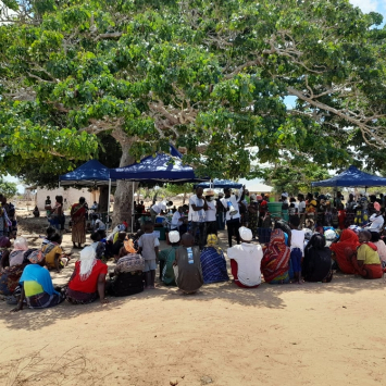 Pessoas se reúnem em um local onde uma equipe de MSF realizava atividades em suaclínica móvel na cidade de Mocímboa da Praia. Mariana Abdalla/MSF