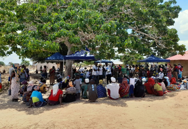 Pessoas se reúnem em um local onde uma equipe de MSF realizava atividades em suaclínica móvel na cidade de Mocímboa da Praia. Mariana Abdalla/MSF