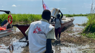 Transporte e distribuição de itens essenciais para pessoas em Ulang, que foram deslocadas pelas inundações. Sudão do Sul, novembro de 2022. ©Verity Kowal/MSF