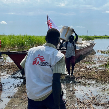Transporte e distribuição de itens essenciais para pessoas em Ulang, que foram deslocadas pelas inundações. Sudão do Sul, novembro de 2022. ©Verity Kowal/MSF