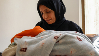 Nogood e o filho recém-nascido no Hospital Al-Jamhouri, em Taiz, no Iêmen