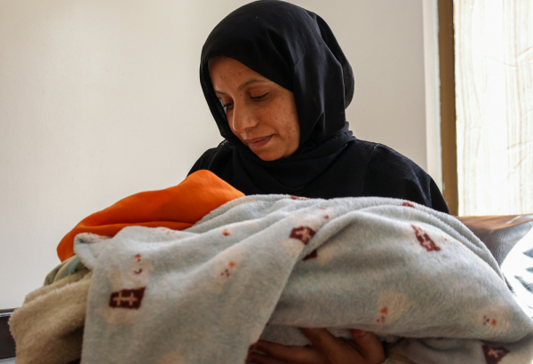 Nogood e o filho recém-nascido no Hospital Al-Jamhouri, em Taiz, no Iêmen
