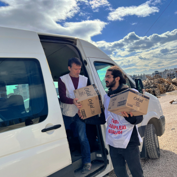 Em colaboração com a Associação Médica Turca, equipe de Médicos Sem Fronteiras realiza doação de itens essenciais em Adiyaman, no sul da Turquia. Foto: Igor Barbero/MSF