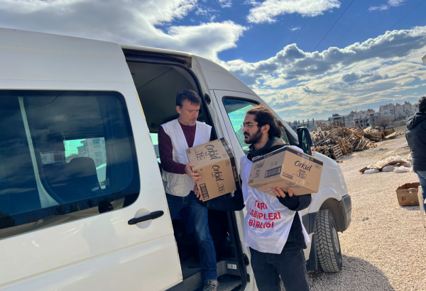 Em colaboração com a Associação Médica Turca, equipe de Médicos Sem Fronteiras realiza doação de itens essenciais em Adiyaman, no sul da Turquia. Foto: Igor Barbero/MSF