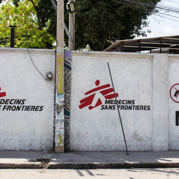 Parte externa do Centro de Emergência de Turgeau, em Porto Príncipe, no Haiti. © MSF/Alexandre Marcou