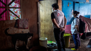 Profissionais de MSF vão de porta em porta para rastrear pessoas que tiveram contatos com pacientes diagnosticados com tuberculose. Foto: Ezra Acayan/MSF