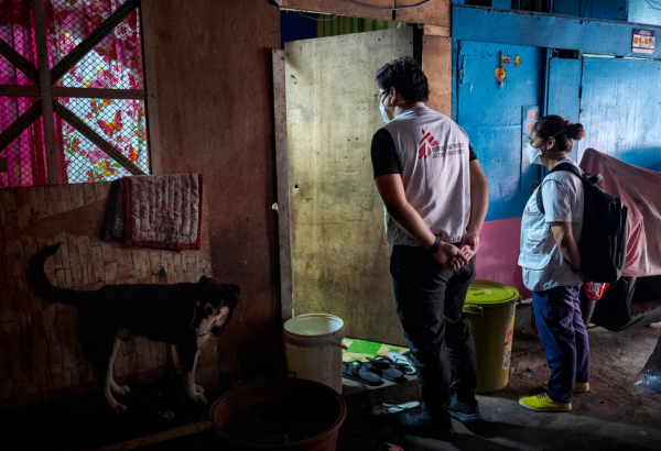 Profissionais de MSF vão de porta em porta para rastrear pessoas que tiveram contatos com pacientes diagnosticados com tuberculose. Foto: Ezra Acayan/MSF
