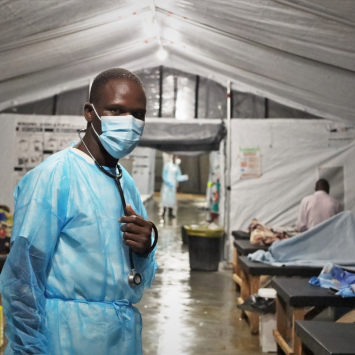 Azize Luis Tricamo, médico que atuou com MSF na resposta ao cólera na Zambézia. Foto: Martim Gray Pereira/MSF