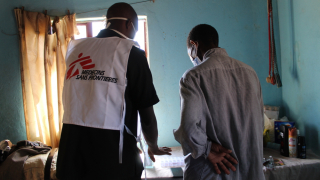 : Enfermeiro de MSF orienta paciente. Foto: Makhosazana Xaba/MSF