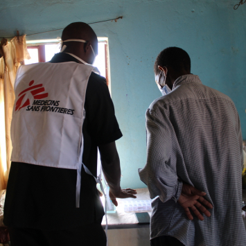 : Enfermeiro de MSF orienta paciente. Foto: Makhosazana Xaba/MSF